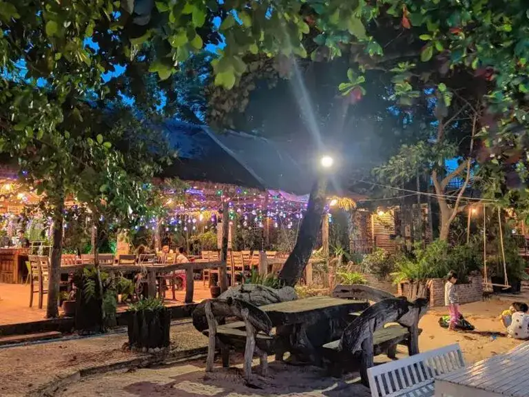 Natural Bungalows Restaurant & Bar